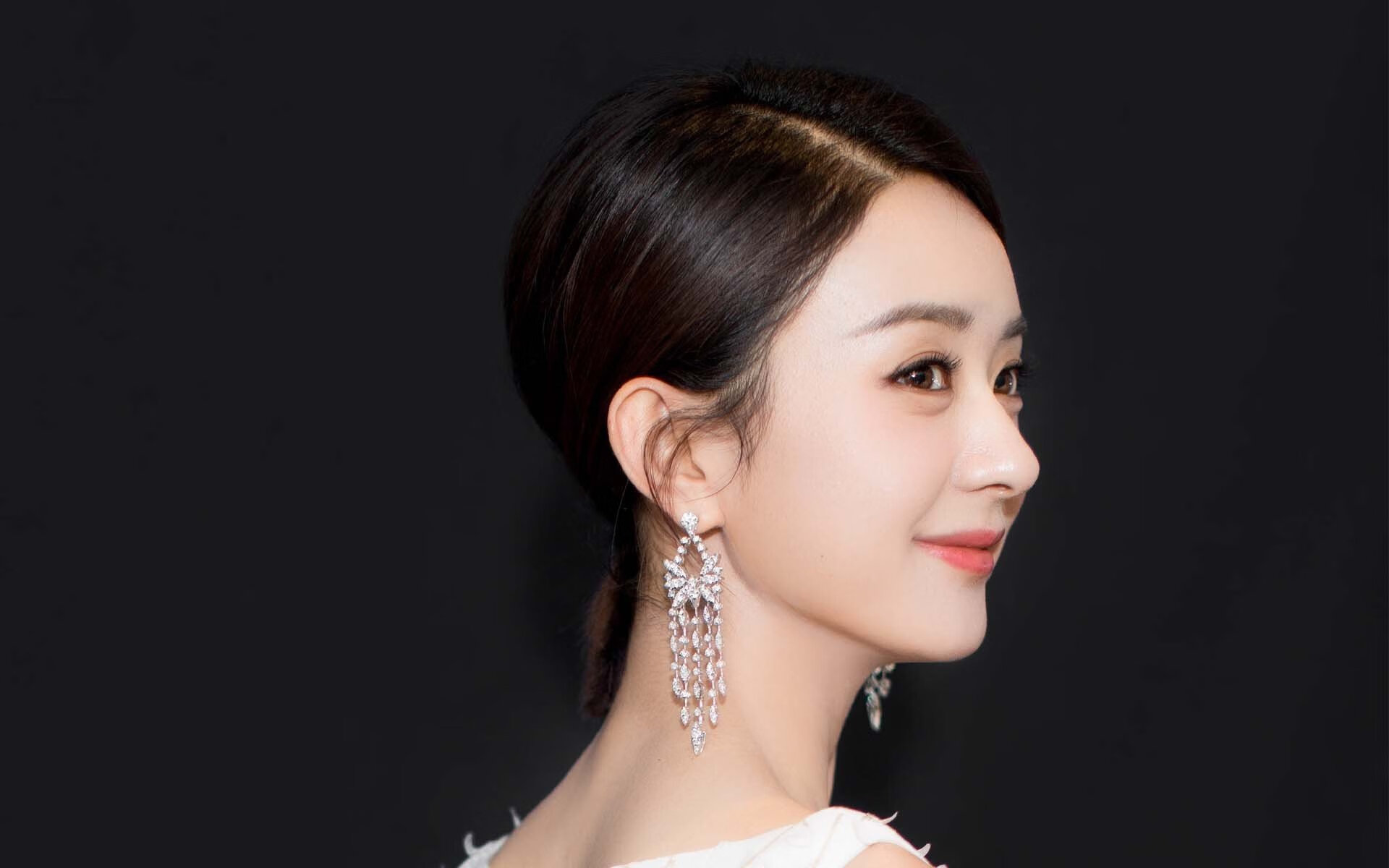 开云体育中国-热浪席卷韦洛德罗姆，红色巨塔末节降临，卢卡库三连击终结威尔士铁壁